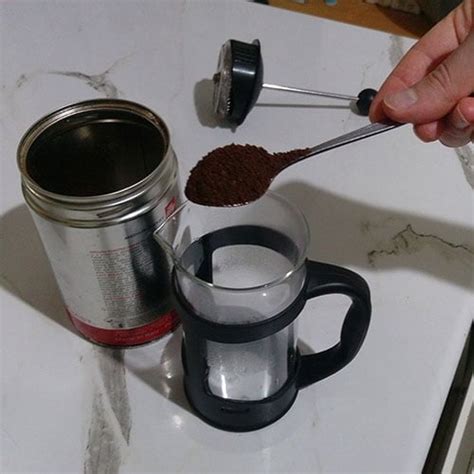 how do coffee plungers work.